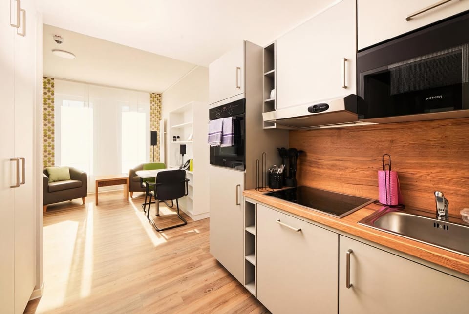 Coffee/tea facilities, Kitchen or kitchenette, Dining area, dishwasher, microwave, oven, stove, kitchen