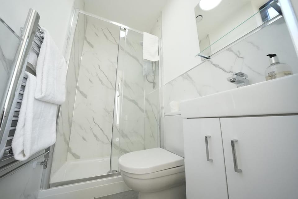 Shower, Toilet, Bathroom, towels