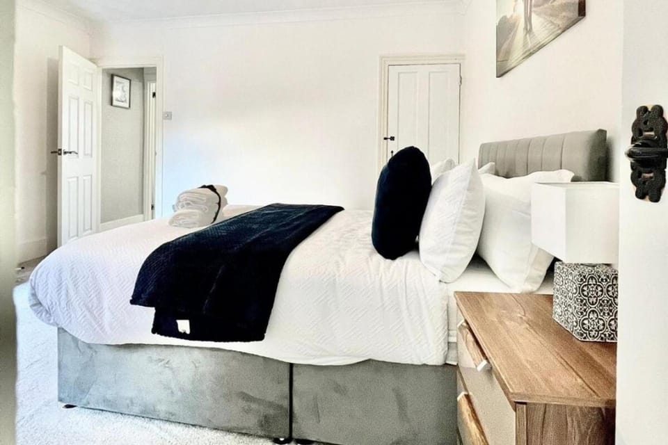 3 Bed-Sleeps 6-Great for Groups Families House in Rochester