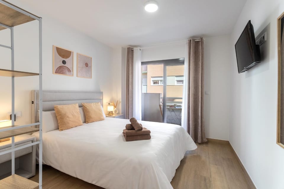 Bed, TV and multimedia, Photo of the whole room, Bedroom, towels