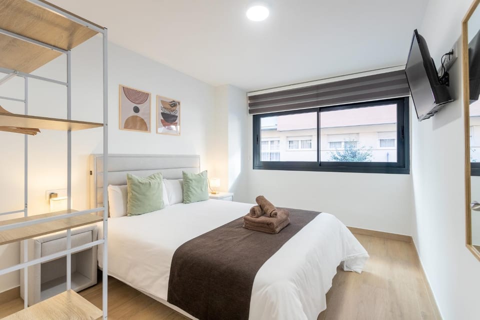 Bed, TV and multimedia, Photo of the whole room, Bedroom