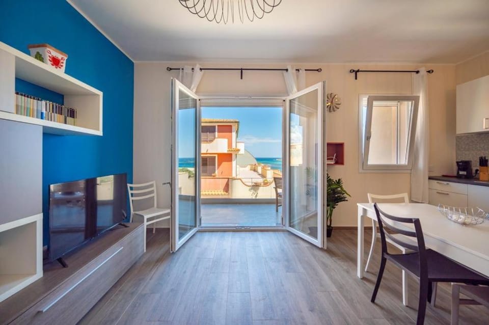 Kitchen or kitchenette, Seating area, Dining area