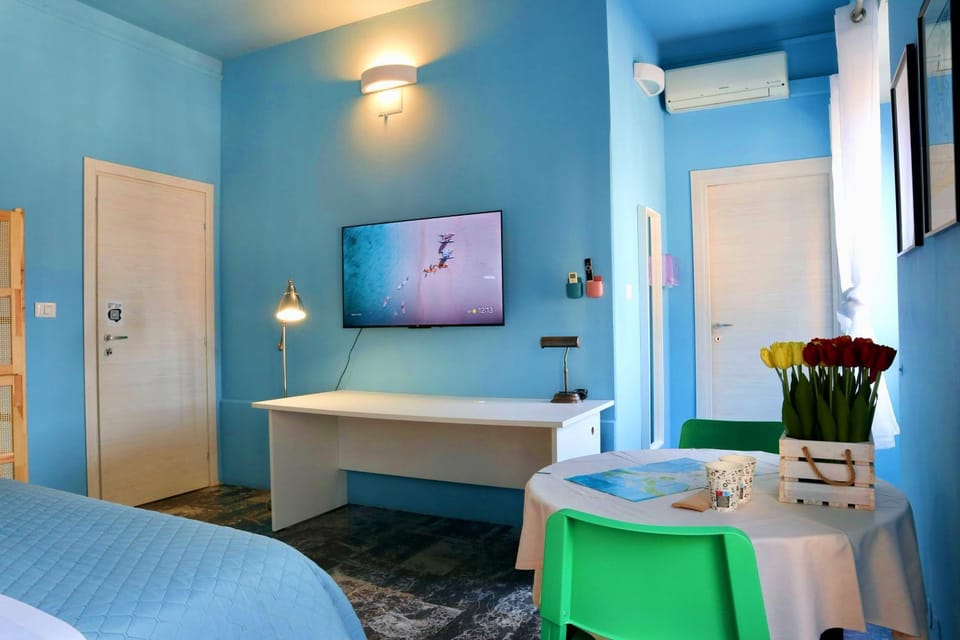 Bed, TV and multimedia, Bedroom