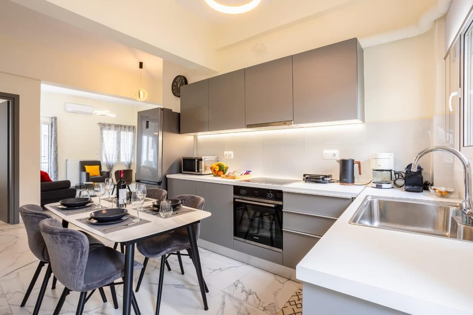 Coffee/tea facilities, Kitchen or kitchenette, Dining area, oven, stove