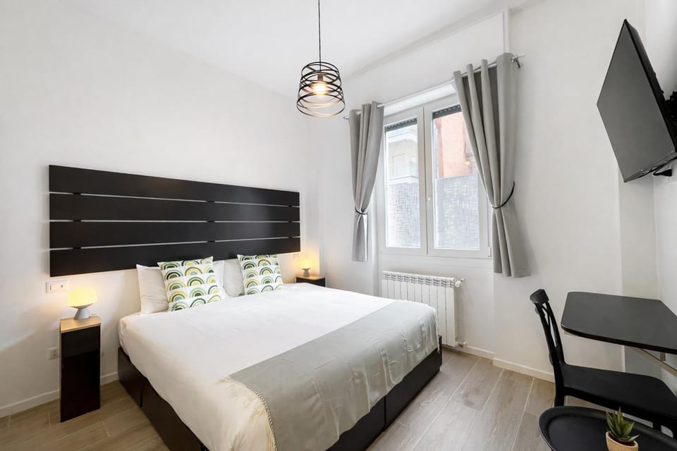 Bed, TV and multimedia, Photo of the whole room, Bedroom