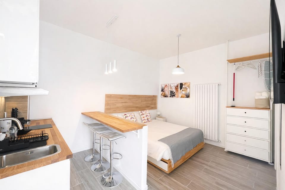 Bed, TV and multimedia, Kitchen or kitchenette, Photo of the whole room