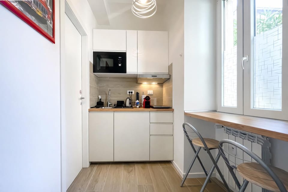 Coffee/tea facilities, Kitchen or kitchenette, Dining area, stove