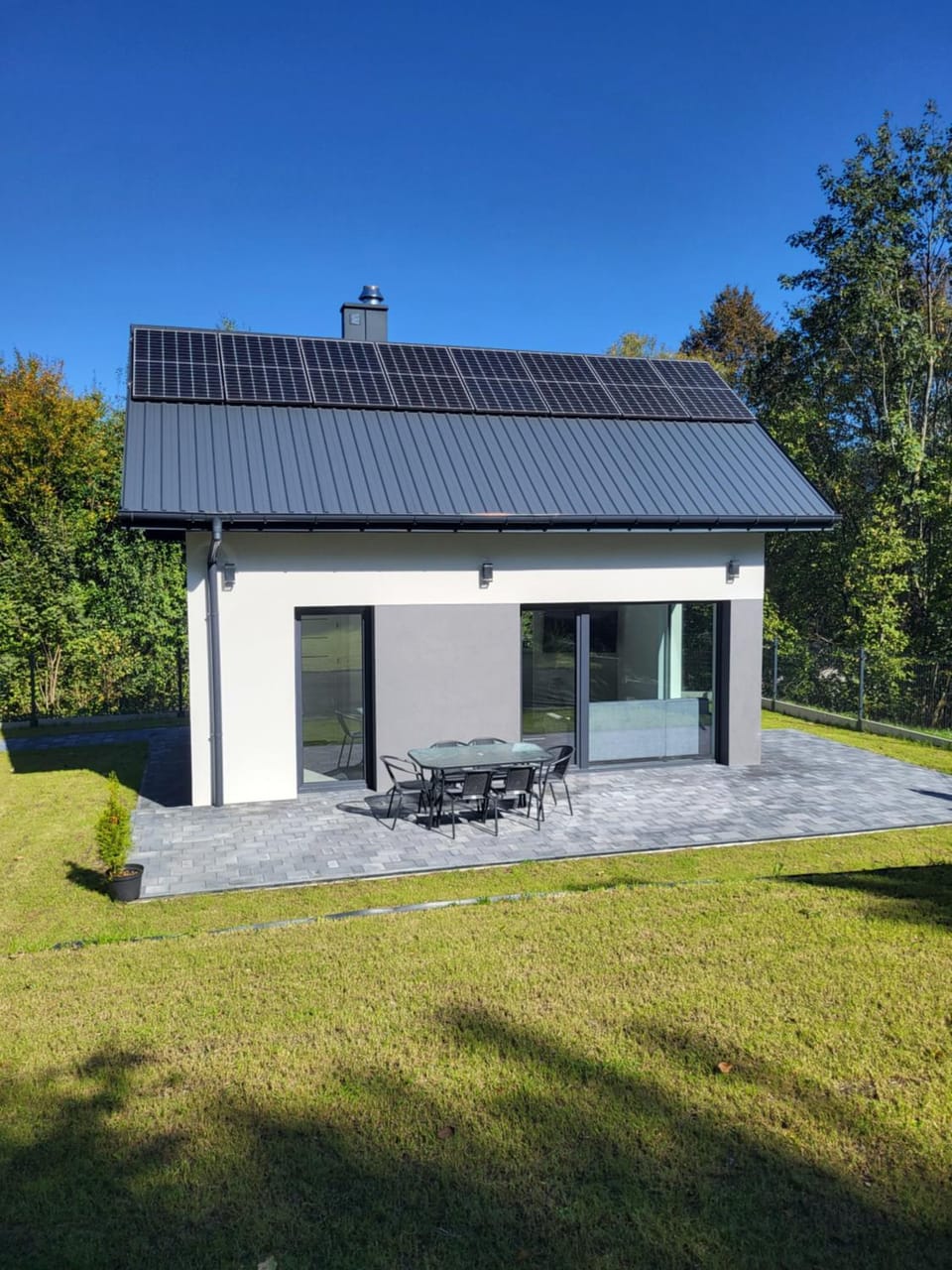 Property building, Patio, Day, Garden, Garden view