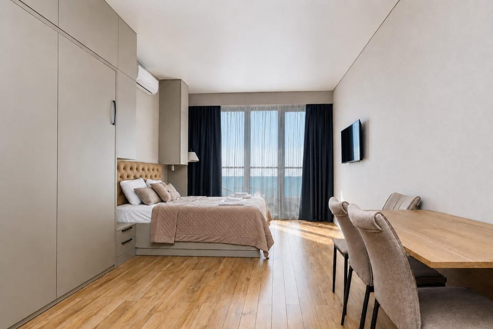 Bed, TV and multimedia, Living room, Photo of the whole room, Seating area, Dining area, Bedroom