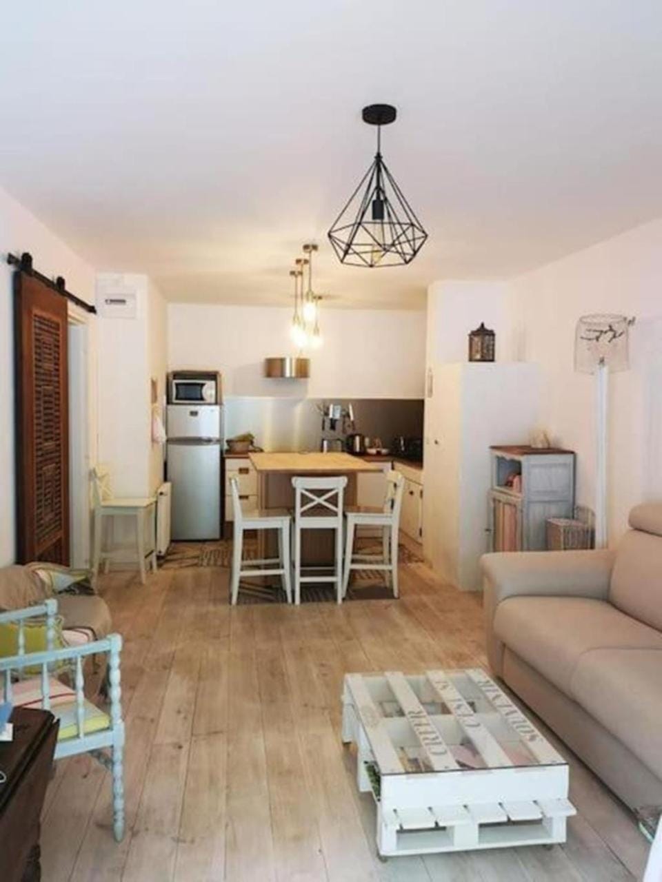 Day, Living room, Seating area