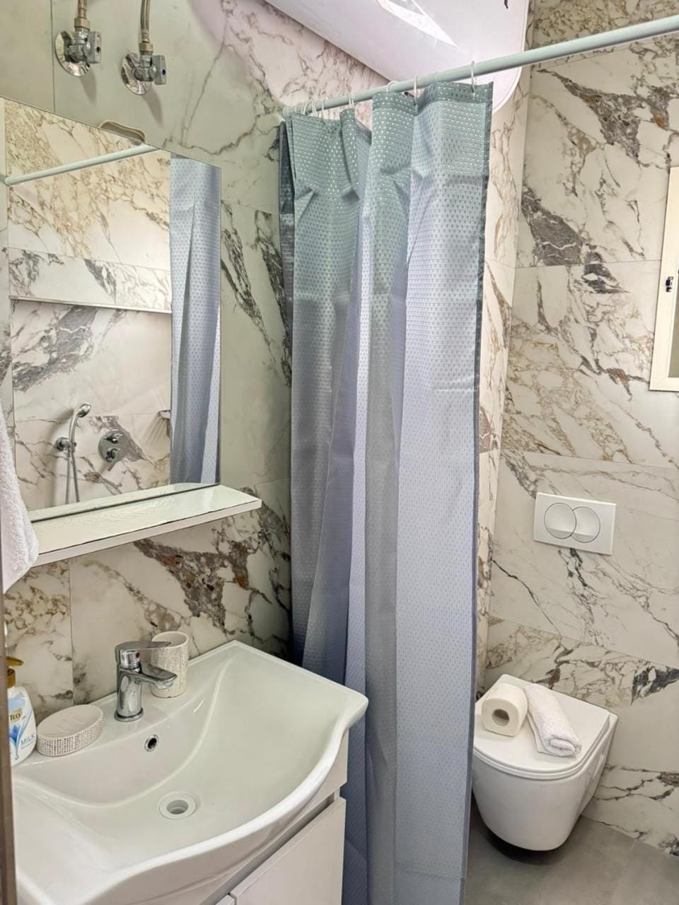 Shower, Toilet, Bathroom, towels