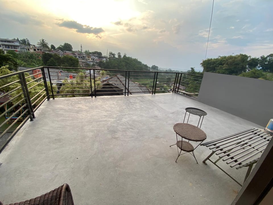 Kamar no 5 Bed and Breakfast in Cisarua