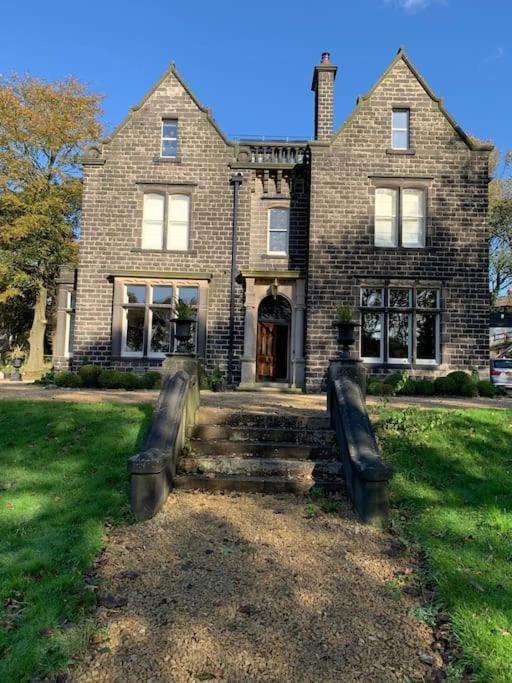 Luxury Attic Studio, heart of Uppermill, Saddleworth Apartment in Oldham District