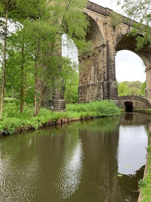 Luxury Attic Studio, heart of Uppermill, Saddleworth Apartment in Oldham District