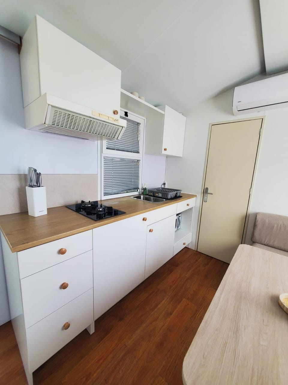 Kitchen or kitchenette, Dining area, stove