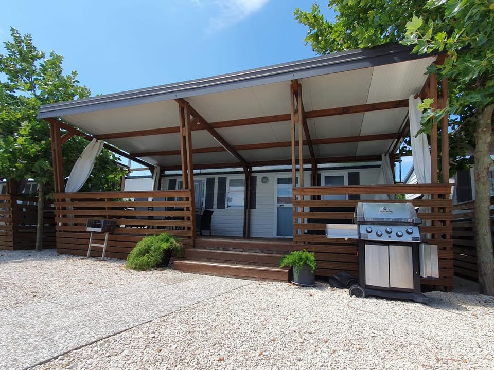 Property building, BBQ facilities, Balcony/Terrace