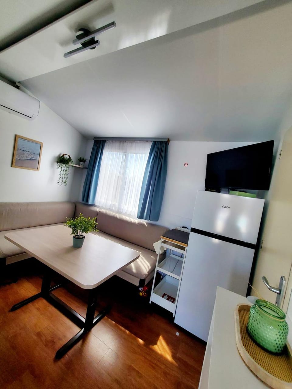 TV and multimedia, Living room, Photo of the whole room, Seating area, Dining area