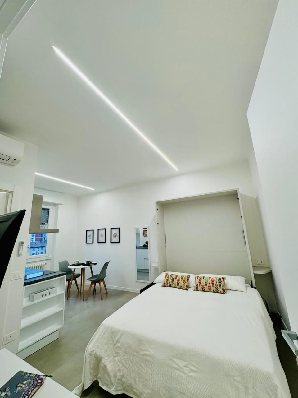 Bed, TV and multimedia, Photo of the whole room, Bedroom