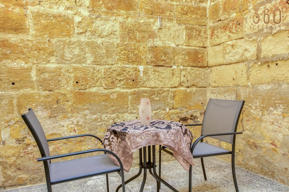 Patio, Day, Living room, Seating area, Dining area