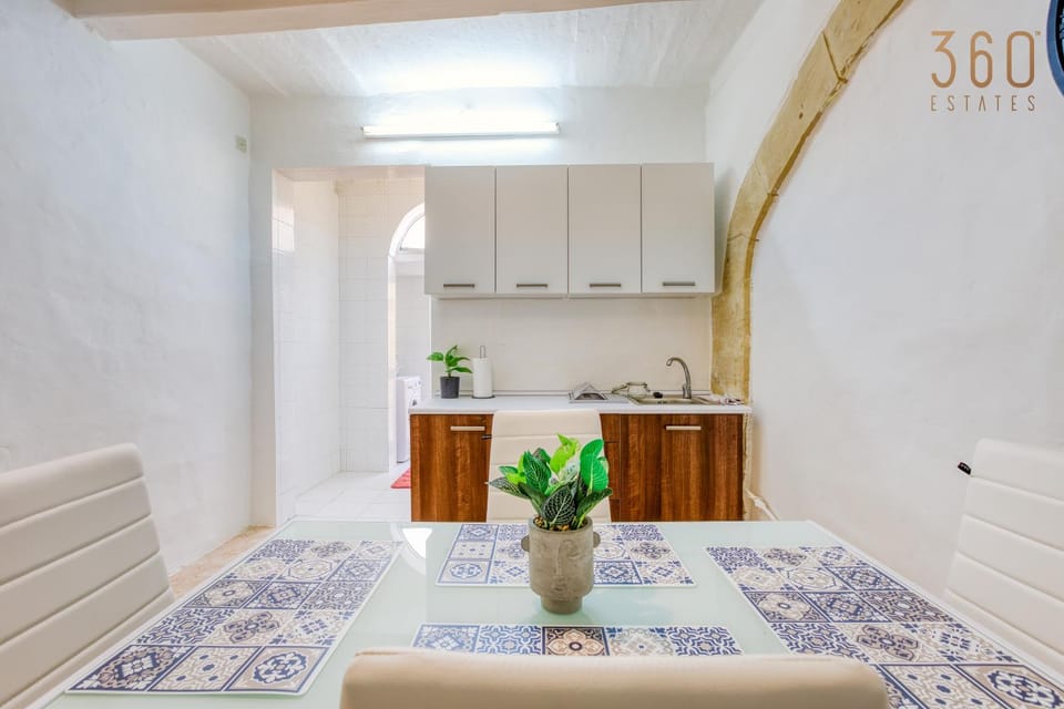 Bed, Kitchen or kitchenette, Photo of the whole room, Dining area, Bedroom, stove