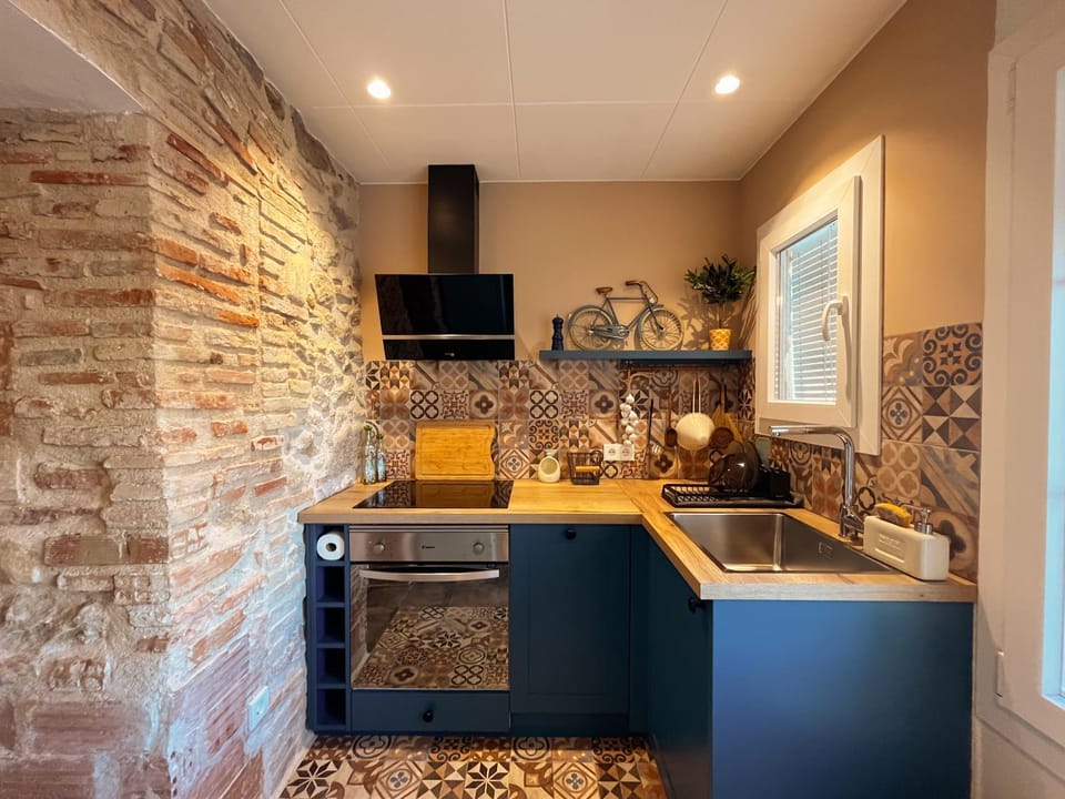 Kitchen or kitchenette, dishwasher, stove