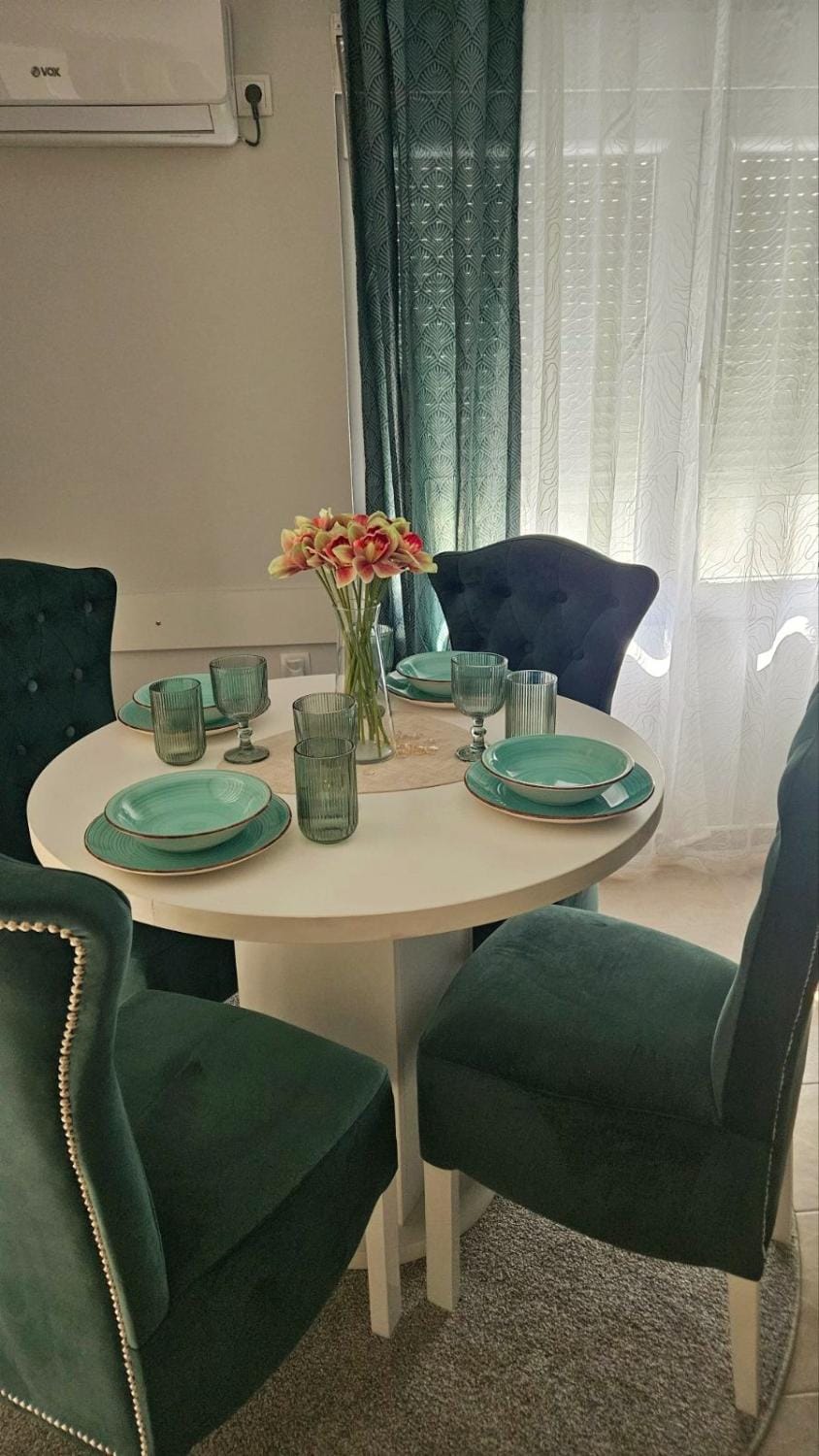 Seating area, Dining area