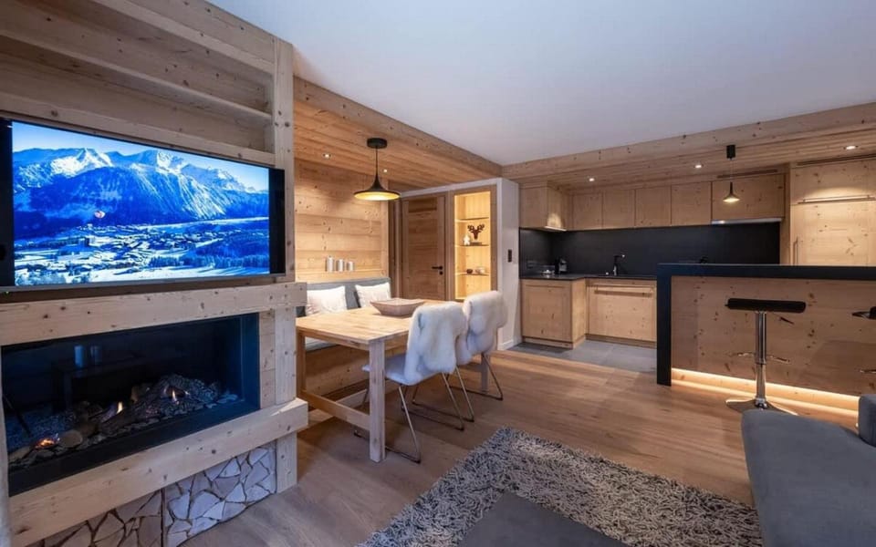 TV and multimedia, Kitchen or kitchenette, Living room, Seating area, Dining area