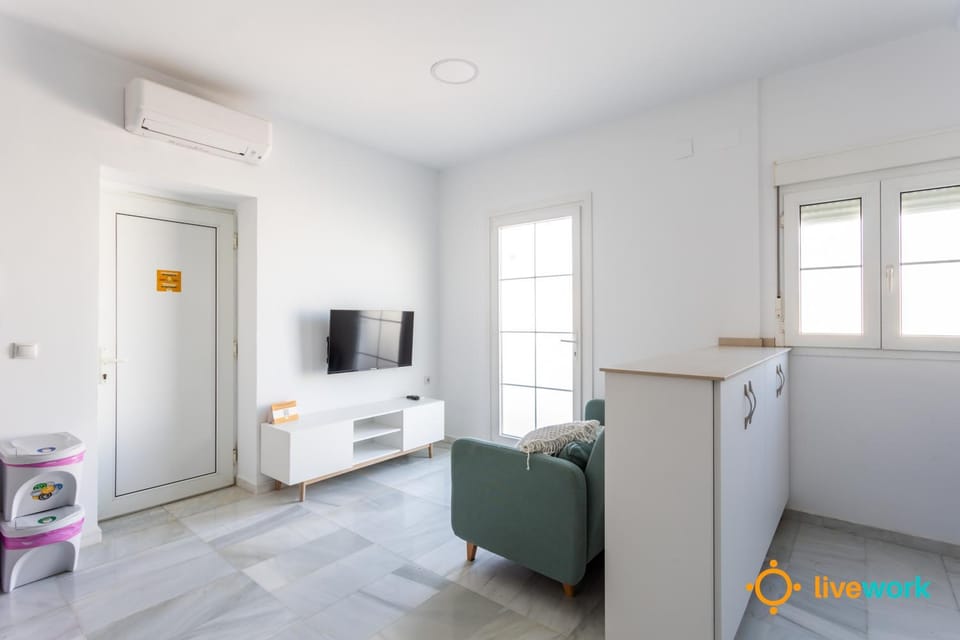 TV and multimedia, Kitchen or kitchenette, Living room, air conditioner
