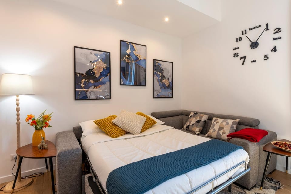 Bed, Living room