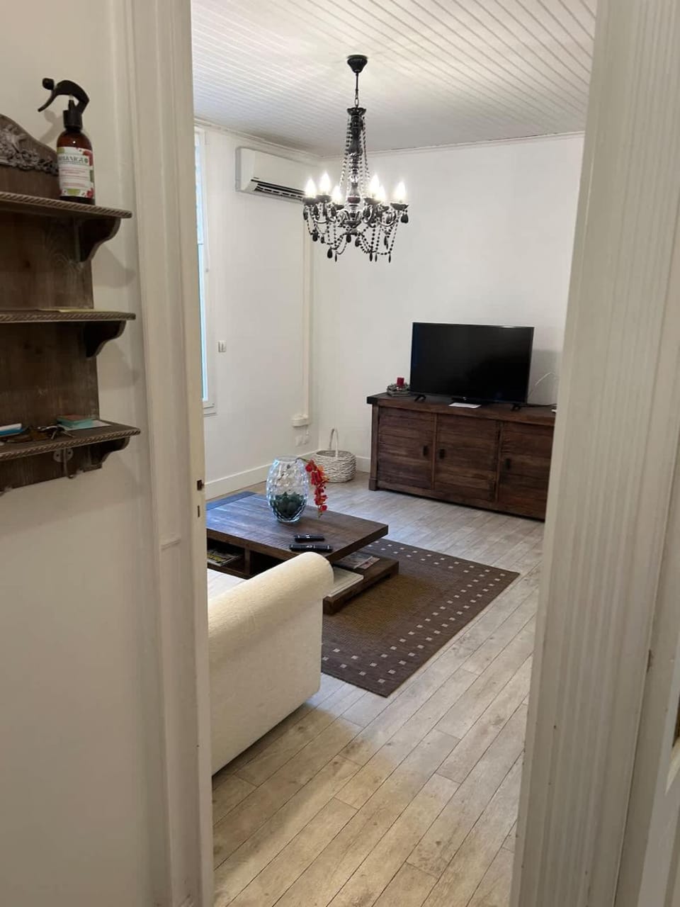 Communal lounge/ TV room, TV and multimedia, Living room, Seating area, air conditioner