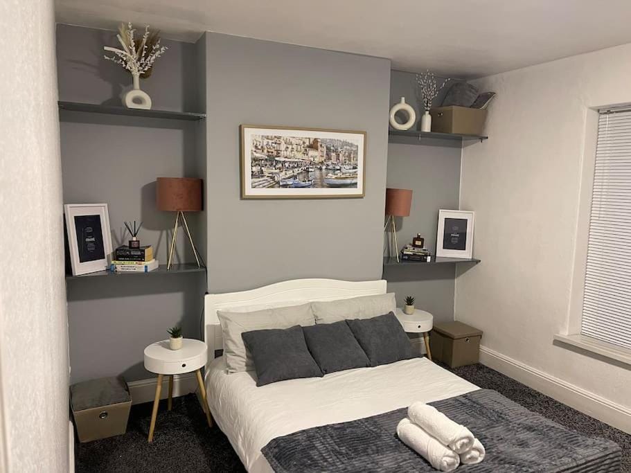 Spacious 5 Bedroom House - 2 Bath - City Centre - Free Parking House in Cardiff