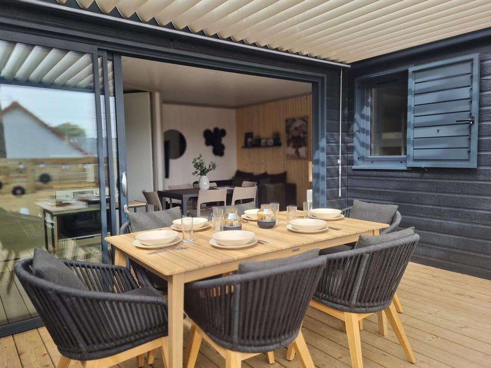 Cottage pour 6 personnes avec piscine couverte et chauffée à 300 m de la mer avec Wi-Fi et climatisé , 3 chambres House in Saint-Pair-sur-Mer