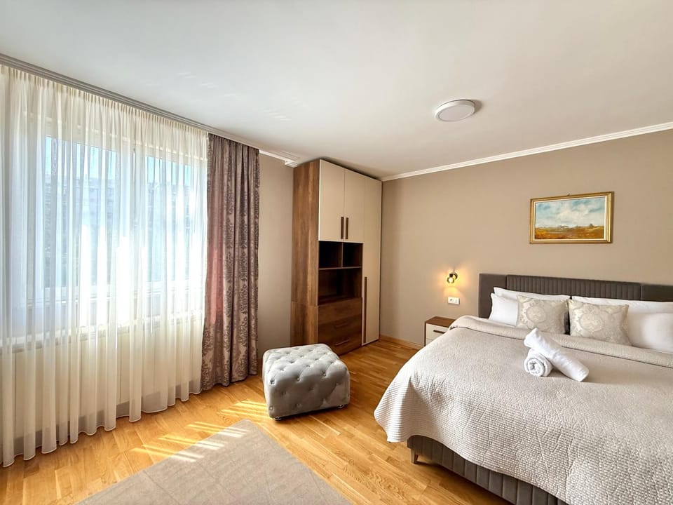 Bed, TV and multimedia, Bedroom, towels