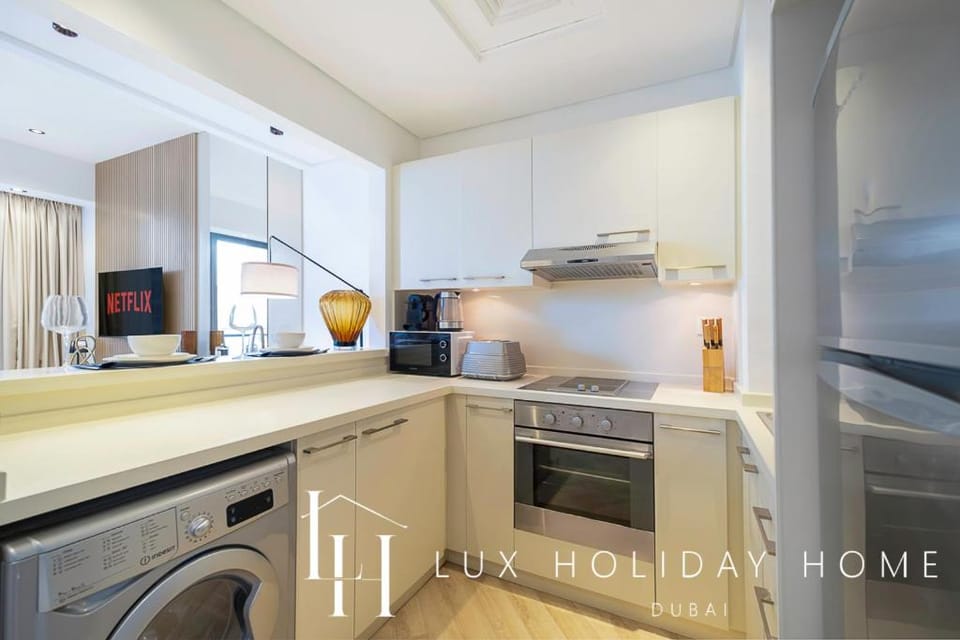 Kitchen or kitchenette, oven, washing machine