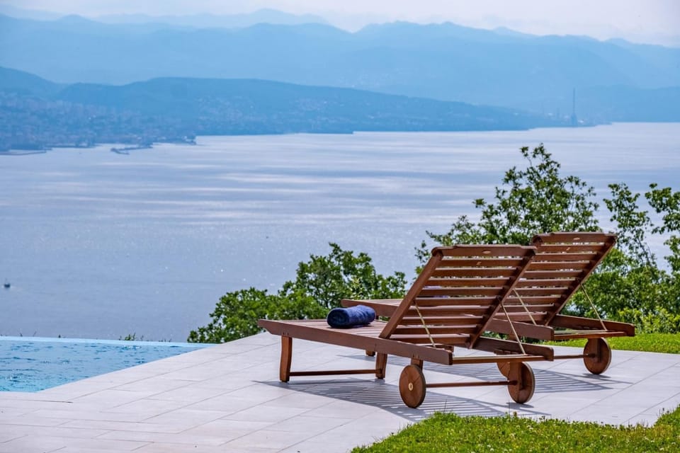 City view, Sea view