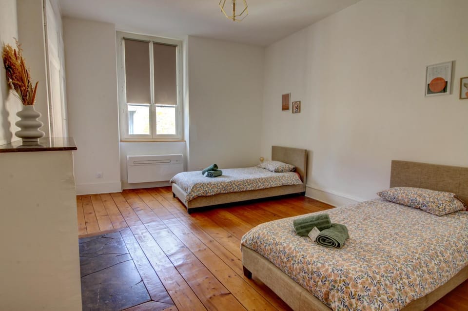 Bed, Photo of the whole room, towels