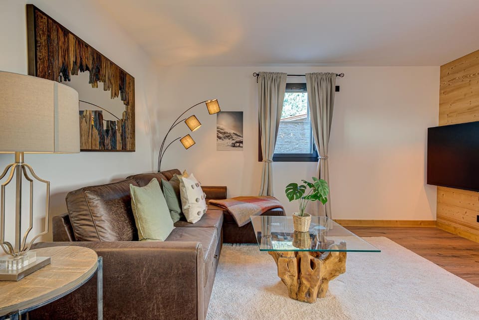 Communal lounge/ TV room, TV and multimedia, Living room, Seating area