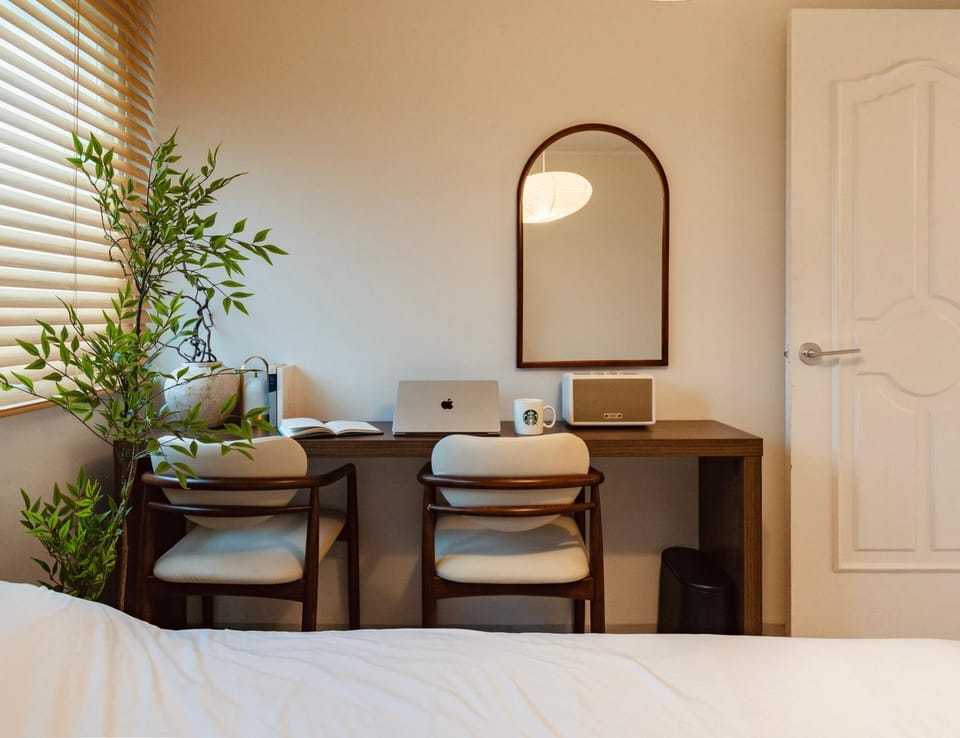 Seating area, Bedroom, heating, air conditioner