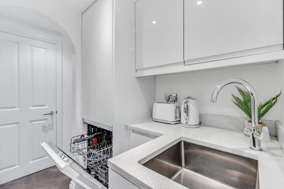 Elegant Apartment in The Heart Of Chelsea Sleeps 7 Apartment in City of Westminster