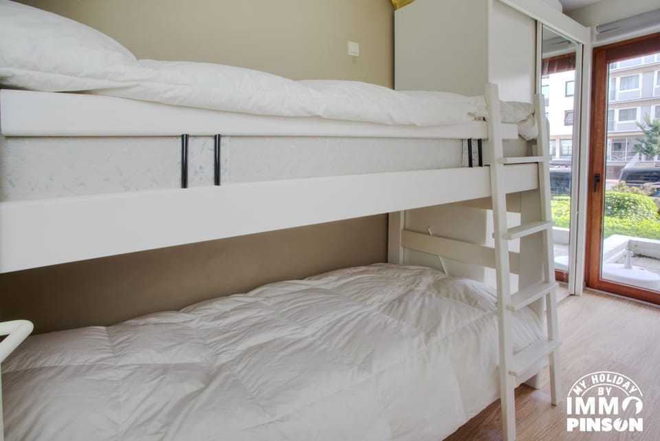 Bed, Photo of the whole room, Bedroom, bunk bed