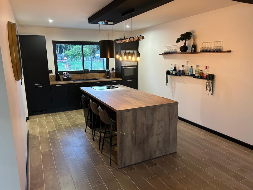 Kitchen or kitchenette, Dining area