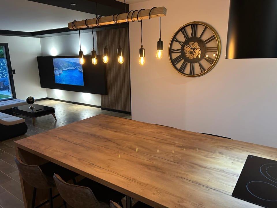 Dining area, Meals