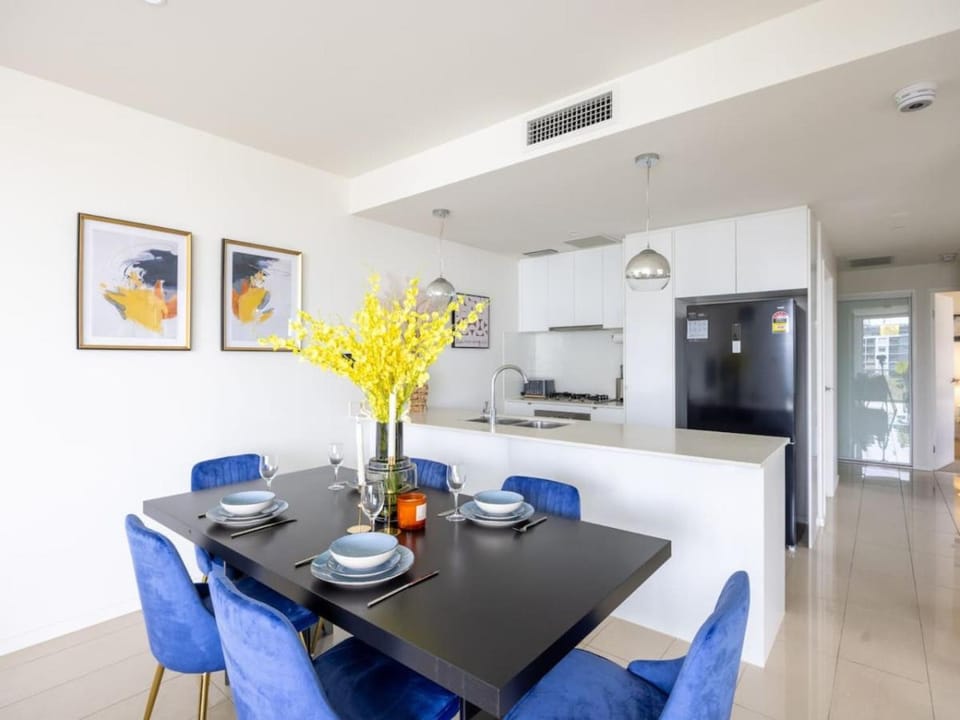 Modern 3BR Riverside APT w Parking near Shops and Park Apartment in Brisbane