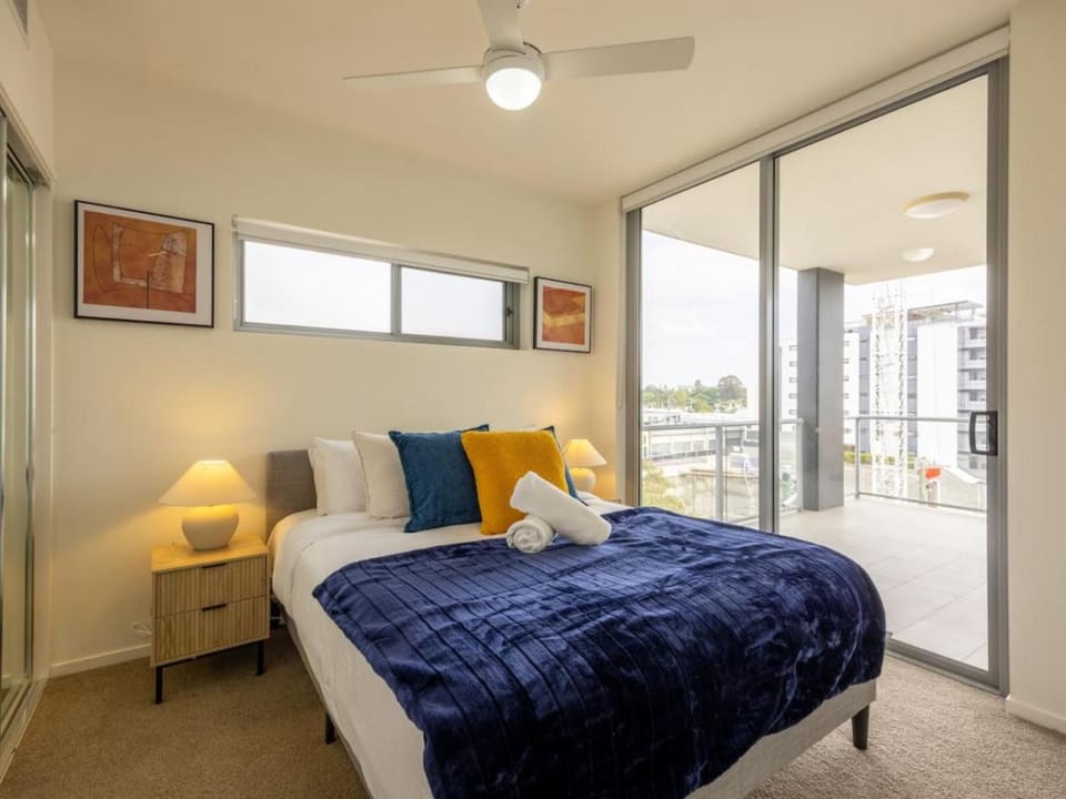 Modern 3BR Riverside APT w Parking near Shops and Park Apartment in Brisbane
