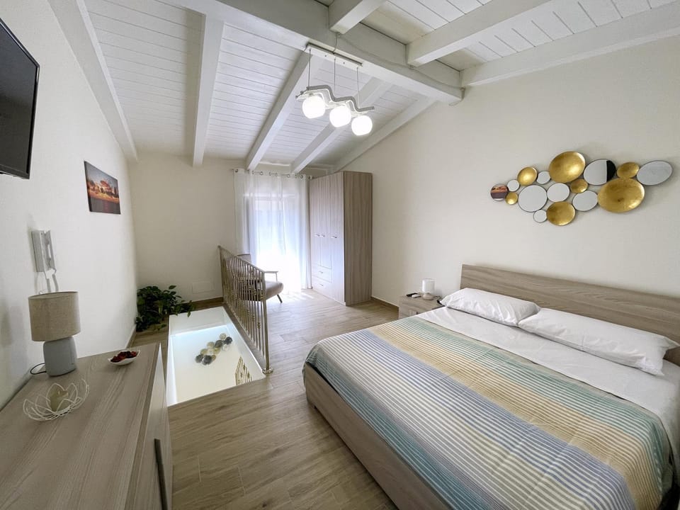 Bed, TV and multimedia, Photo of the whole room, Bedroom