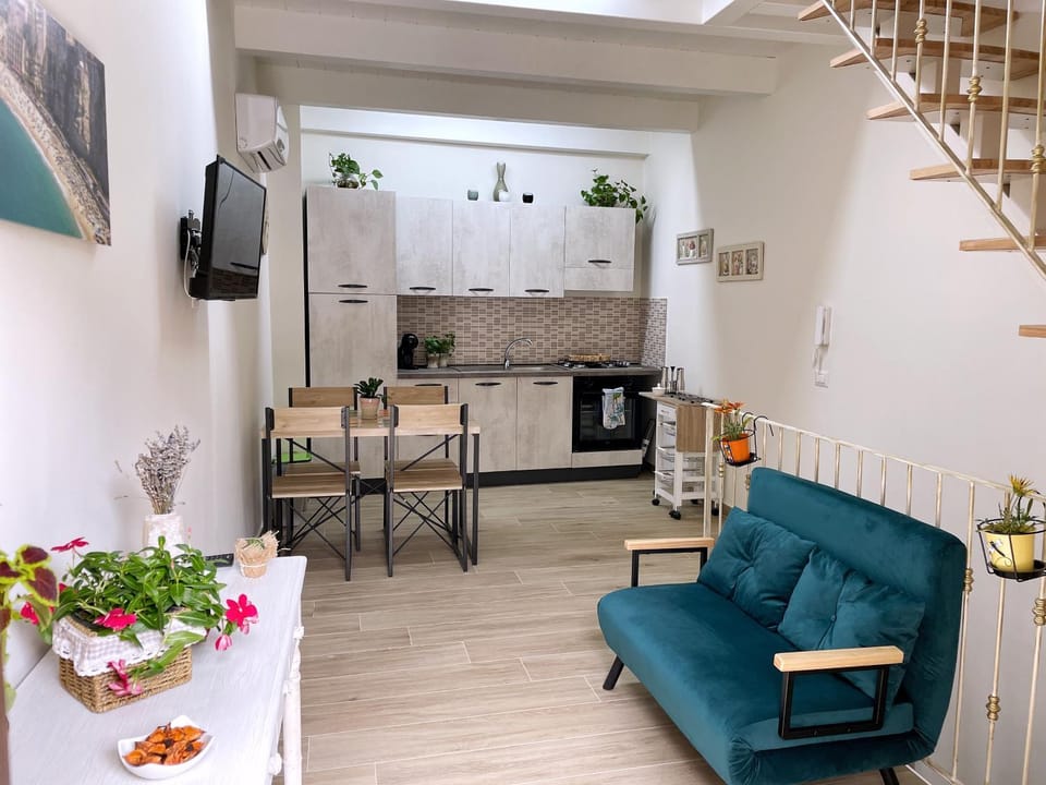 TV and multimedia, Kitchen or kitchenette, Dining area, minibar, oven, stove