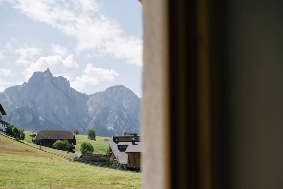 Nearby landmark, Natural landscape, Living room, Mountain view