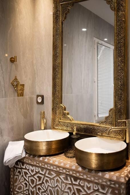 Bathroom, towels