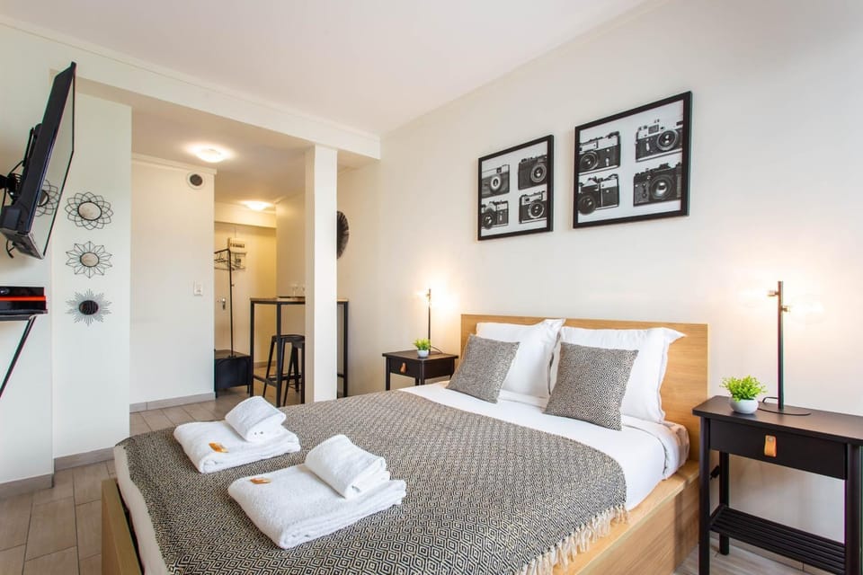 Bed, TV and multimedia, Bedroom