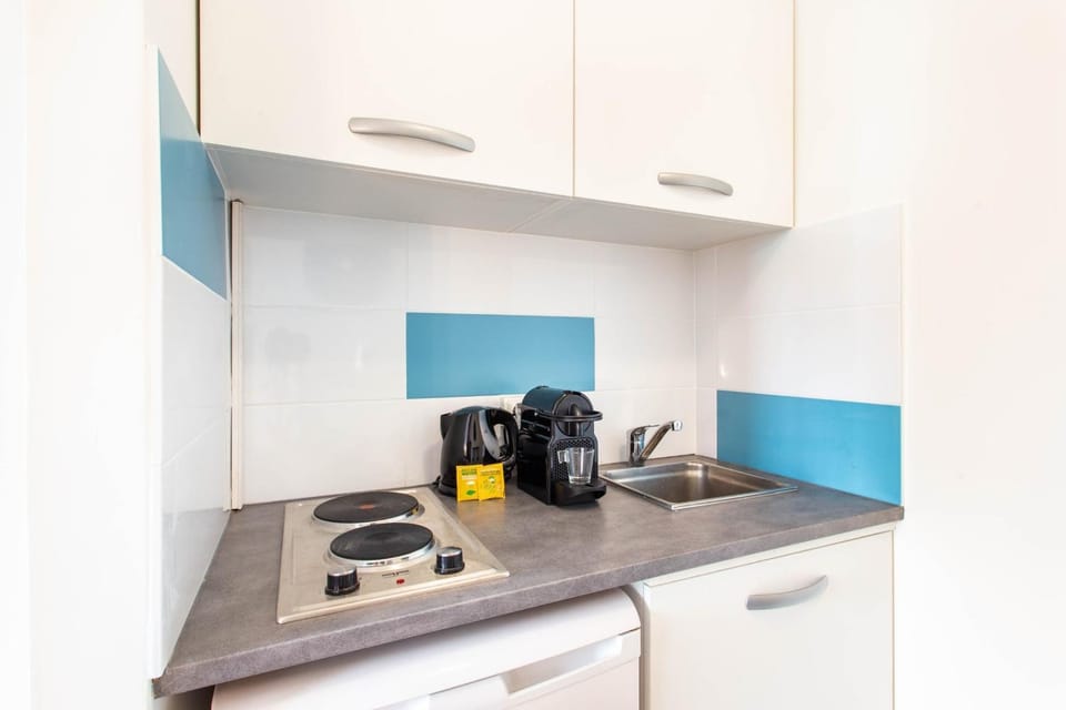 Coffee/tea facilities, Kitchen or kitchenette, stove
